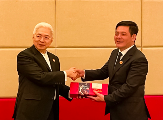 Bộ trưởng Alfredo E. Pascual tặng quà lưu niệm Bộ trưởng Nguyễn Hồng Diên Bộ trưởng Alfredo E. Pascual tặng quà lưu niệm Bộ trưởng Nguyễn Hồng Diên