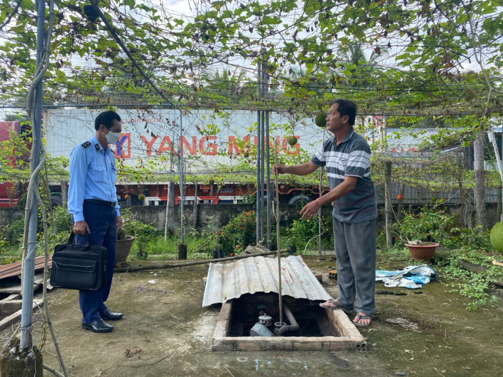 Hoạt động đo bồn xăng dầu tại cửa hàng ở thành phố Mỹ Tho Hoạt động đo bồn xăng dầu tại cửa hàng ở thành phố Mỹ Tho