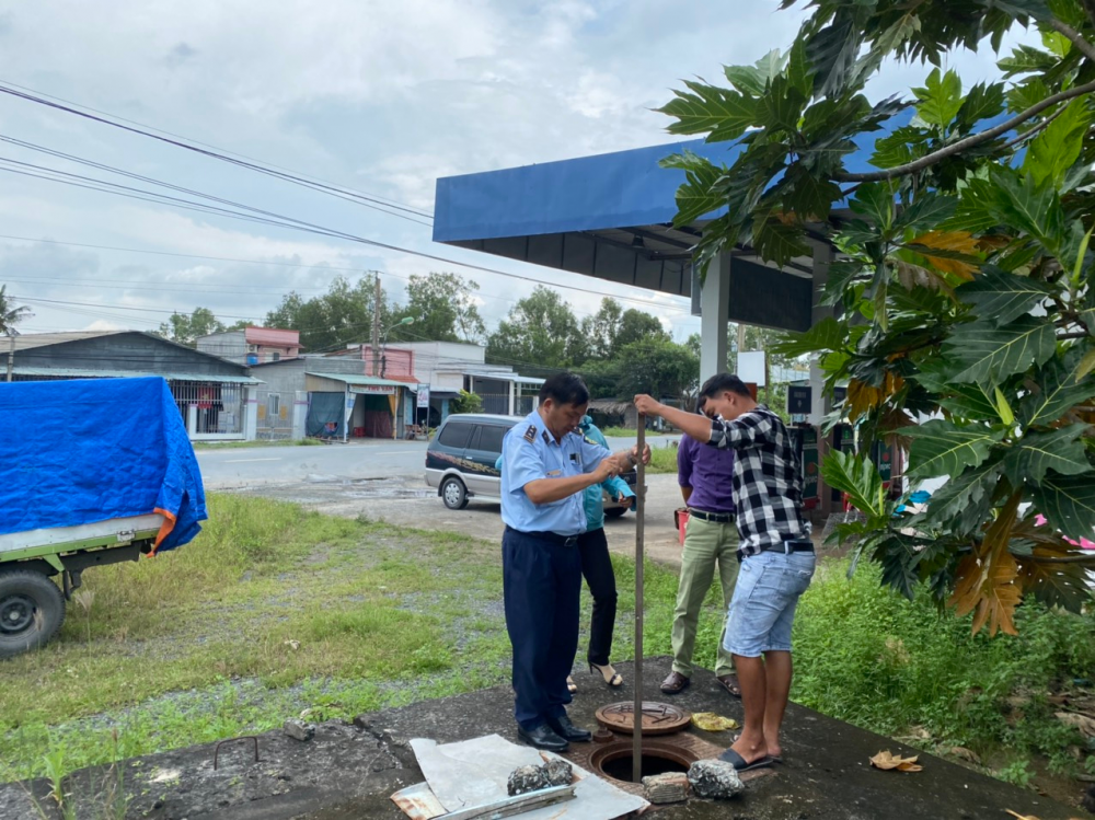 Đội QLTT số 2 đo bồn xăng dầu tại cửa hàng bán lẻ xăng dầu Đội QLTT số 2 đo bồn xăng dầu tại cửa hàng bán lẻ xăng dầu