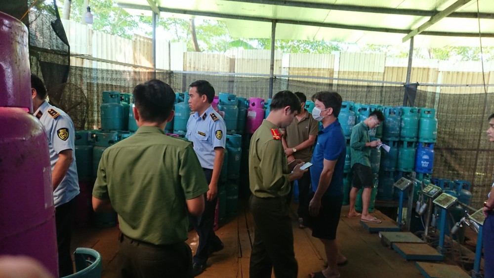 Lực lượng chức năng kiểm tra tại cơ sở san, chiết, nạp LPG trái phép Lực lượng chức năng kiểm tra tại cơ sở san, chiết, nạp LPG trái phép
