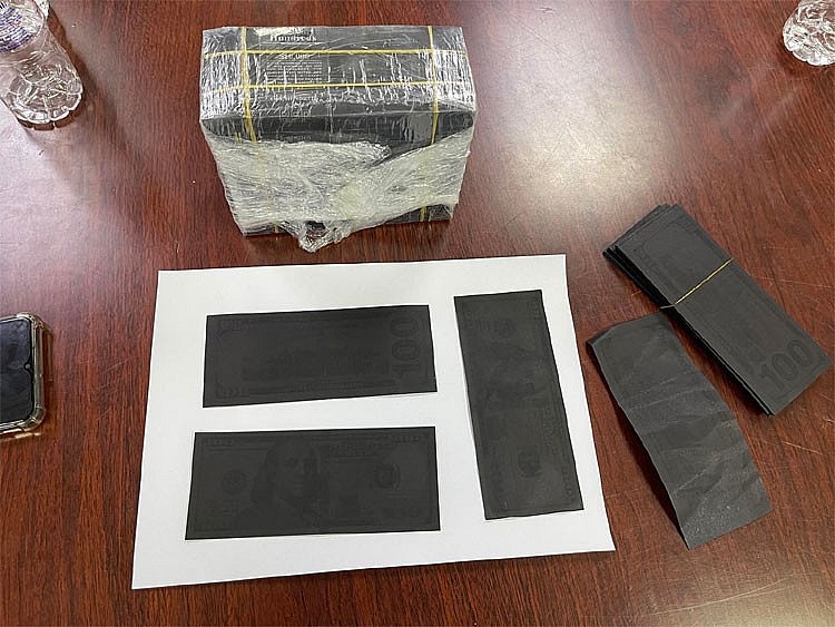 Hải quan bắt giữ ngăn chặn đối tượng mang 1 triệu USD nhuộm đen ra nước ngoài Hải quan bắt giữ ngăn chặn đối tượng mang 1 triệu USD nhuộm đen ra nước ngoài