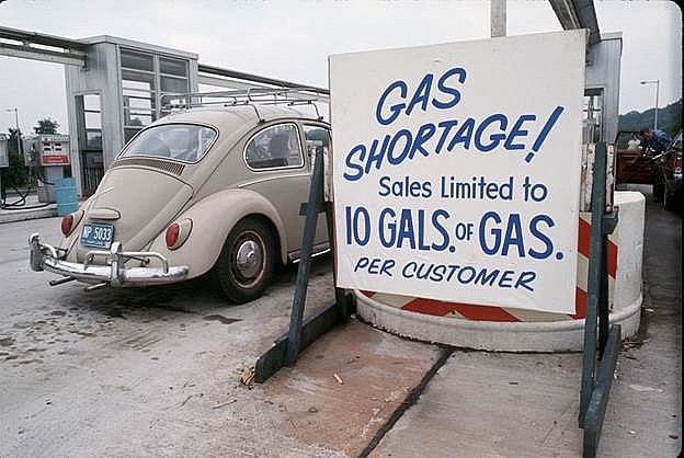 Thế giới đã chứng kiến nhiều cuộc khủng hoảng liên quan đến dầu mỏ. Ảnh: Investopedia Thế giới đã chứng kiến nhiều cuộc khủng hoảng liên quan đến dầu mỏ. Ảnh: Investopedia