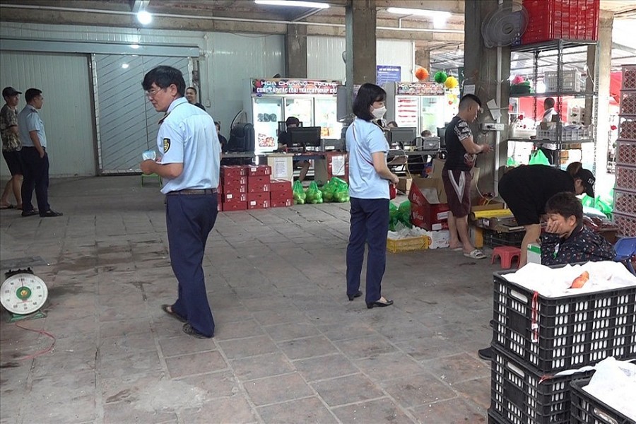 Quản lý thị trường Hà Nội: Mạnh tay xử phạt hàng loạt cửa hàng kinh doanh trái cây không rõ nguồn gốc