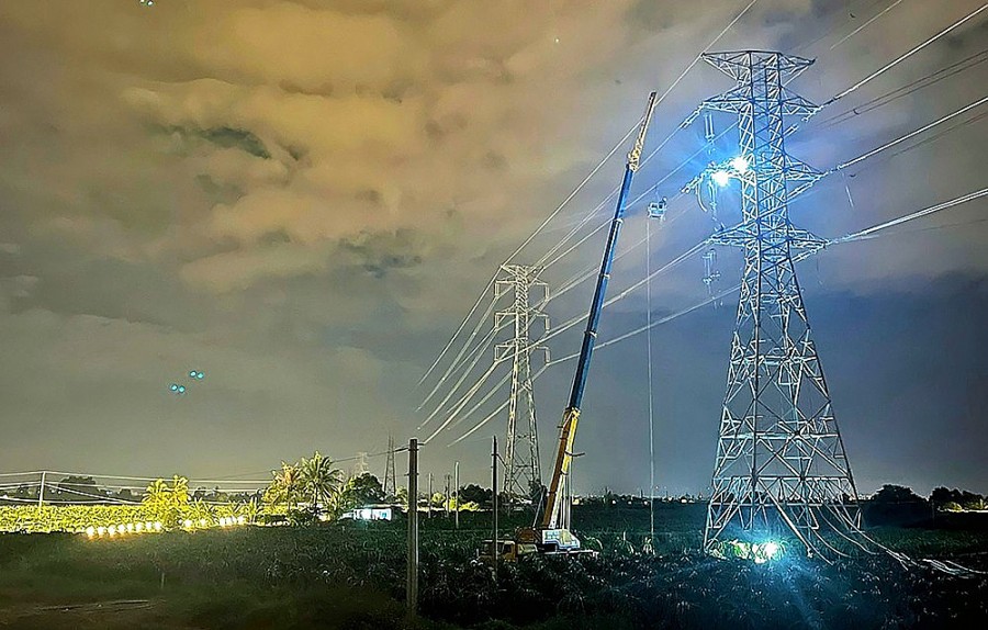 EVNNPT gấp rút di dời 19 điểm giao chéo để thi công cao tốc Bắc-Nam EVNNPT gấp rút di dời 19 điểm giao chéo để thi công cao tốc Bắc-Nam