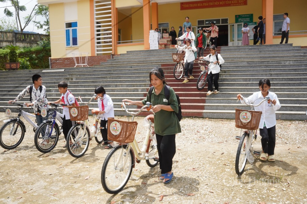 Những chiếc xe đạp "chở niềm vui" đến với học trò vùng sâu tỉnh Thanh Hoá