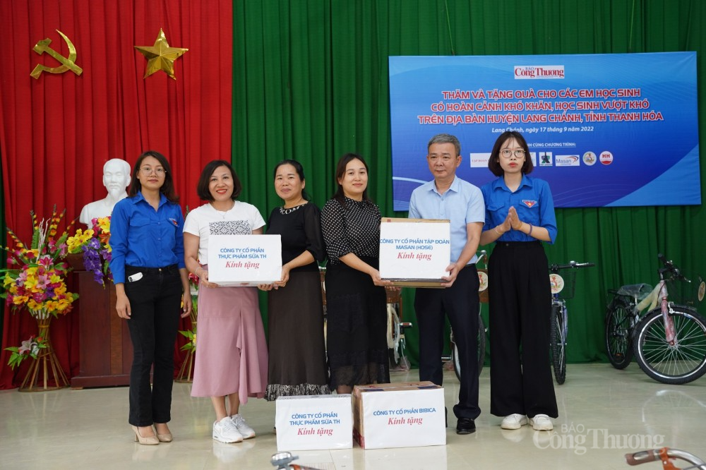 Những chiếc xe đạp "chở niềm vui" đến với học trò vùng sâu tỉnh Thanh Hoá