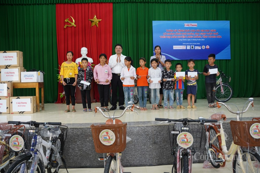 Những chiếc xe đạp "chở niềm vui" đến với học trò vùng sâu tỉnh Thanh Hoá