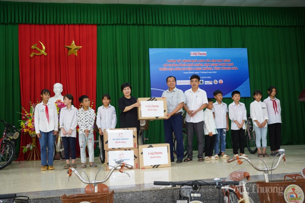 Những chiếc xe đạp "chở niềm vui" đến với học trò vùng sâu tỉnh Thanh Hoá