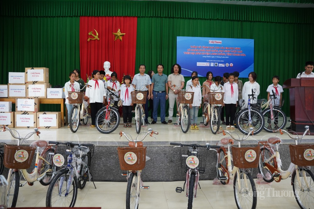 Những chiếc xe đạp "chở niềm vui" đến với học trò vùng sâu tỉnh Thanh Hoá