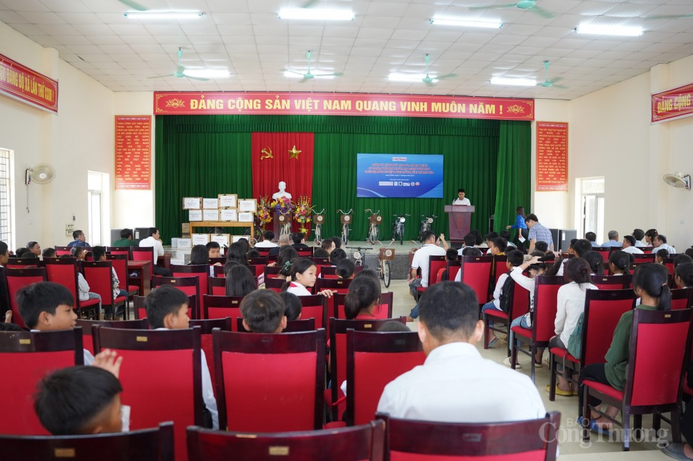 Những chiếc xe đạp "chở niềm vui" đến với học trò vùng sâu tỉnh Thanh Hoá