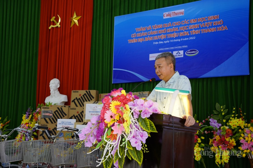 Những chiếc xe đạp "chở niềm vui" đến với học trò vùng sâu tỉnh Thanh Hoá