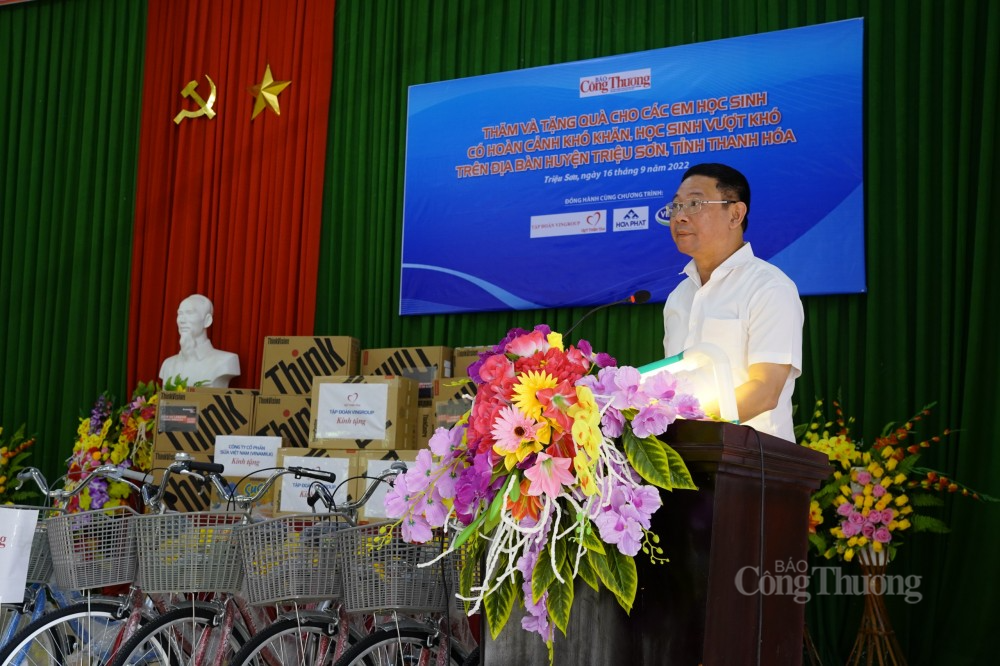 Những chiếc xe đạp "chở niềm vui" đến với học trò vùng sâu tỉnh Thanh Hoá
