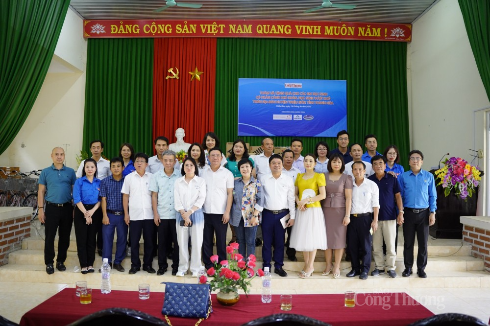 Những chiếc xe đạp "chở niềm vui" đến với học trò vùng sâu tỉnh Thanh Hoá