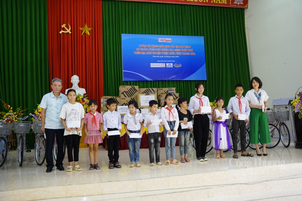 Những chiếc xe đạp "chở niềm vui" đến với học trò vùng sâu tỉnh Thanh Hoá