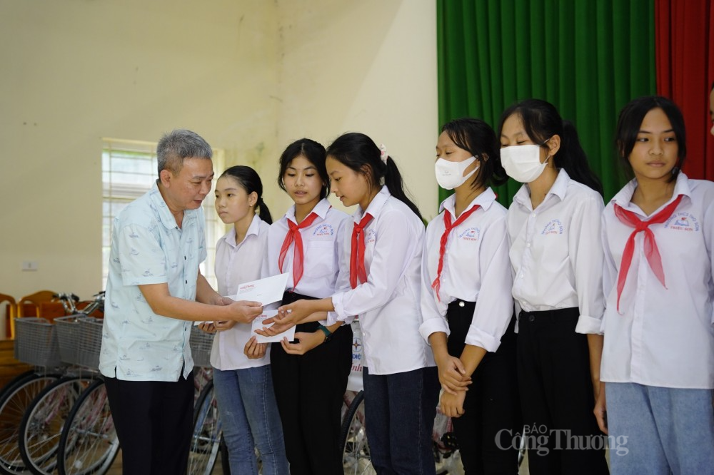 Những chiếc xe đạp "chở niềm vui" đến với học trò vùng sâu tỉnh Thanh Hoá