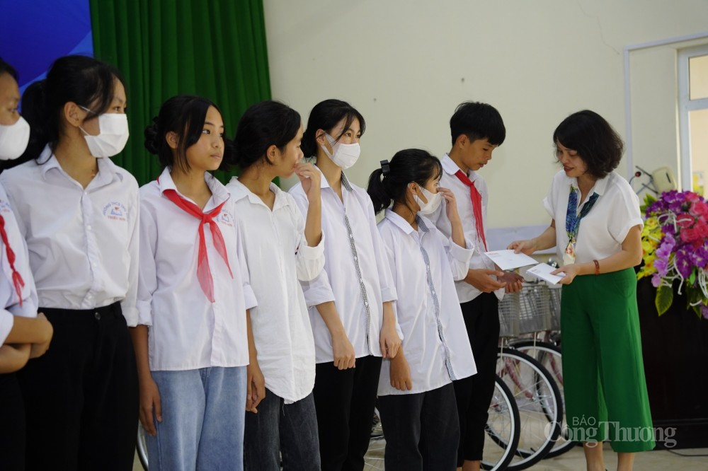 Những chiếc xe đạp "chở niềm vui" đến với học trò vùng sâu tỉnh Thanh Hoá