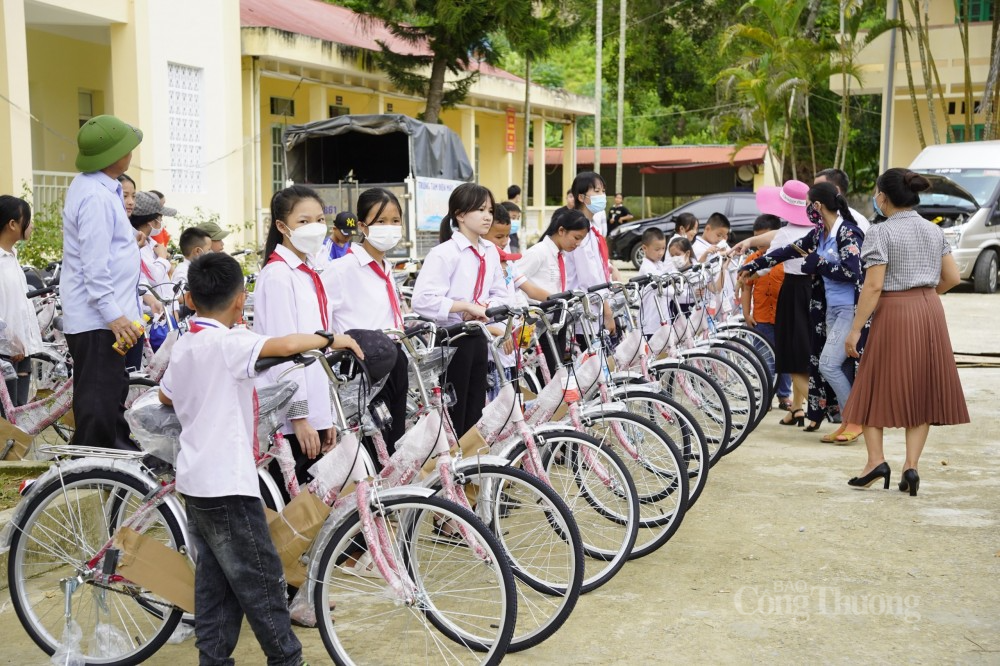 Những chiếc xe đạp "chở niềm vui" đến với học trò vùng sâu tỉnh Thanh Hoá