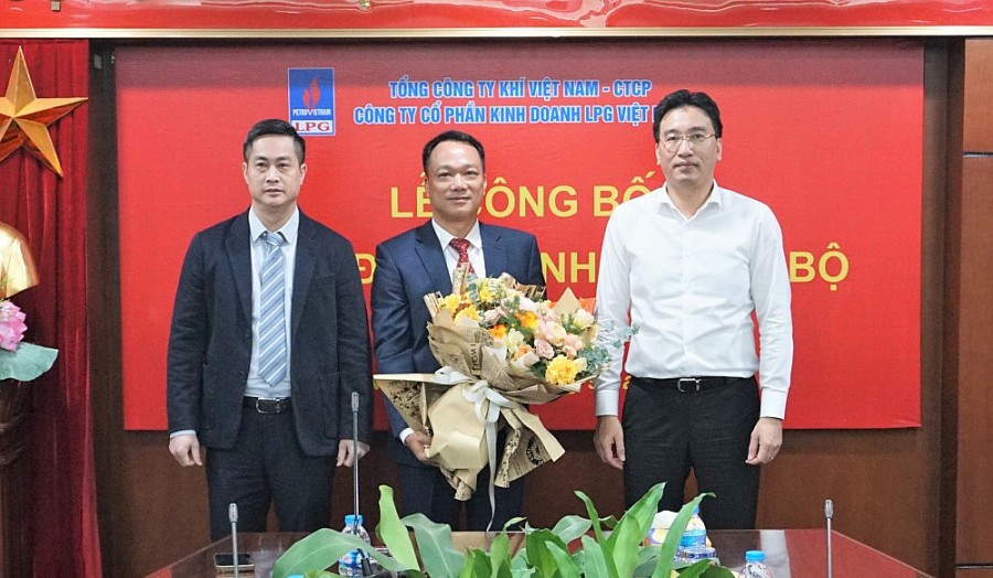 Ông Nguyễn Thanh Bình - Phó Tổng giám đốc PV GAS, Chủ tịch HĐQT PV GAS LPG và ông Nguyễn Hải Long - Giám đốc PV GAS LPG đã trao quyết định và tặng hoa chúc mừng ông Nguyễn Quang Huy - Phó giám đốc PV GAS LPG Ông Nguyễn Thanh Bình - Phó Tổng giám đốc PV GAS, Chủ tịch HĐQT PV GAS LPG và ông Nguyễn Hải Long - Giám đốc PV GAS LPG đã trao quyết định và tặng hoa chúc mừng ông Nguyễn Quang Huy - Phó giám đốc PV GAS LPG