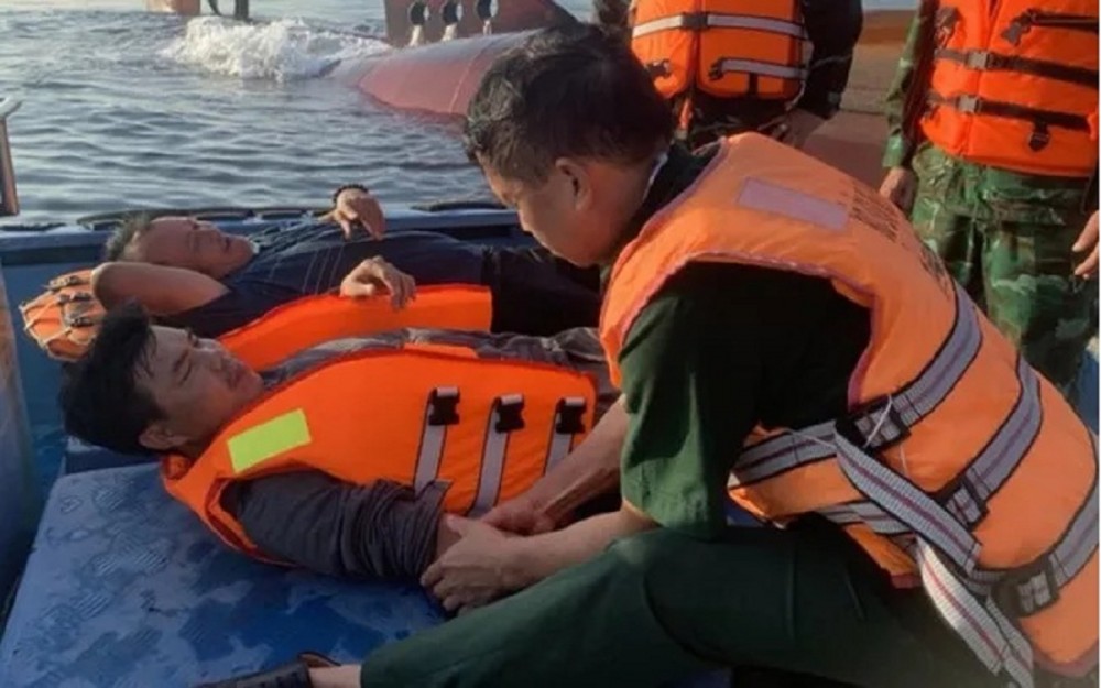 Lực lượng cứu hộ của Đồn Biên phòng Cát Bà đang chăm sóc sức khỏe y tế cho hai thuyền viên tàu NB-8133. (Ảnh: PLO) Lực lượng cứu hộ của Đồn Biên phòng Cát Bà đang chăm sóc sức khỏe y tế cho hai thuyền viên tàu NB-8133. (Ảnh: PLO)