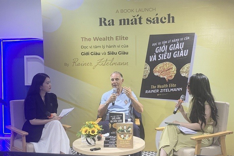 TS. Rainer Zitelmann chia sẻ với độc giả về những nội dung chính của cuốn sách TS. Rainer Zitelmann chia sẻ với độc giả về những nội dung chính của cuốn sách