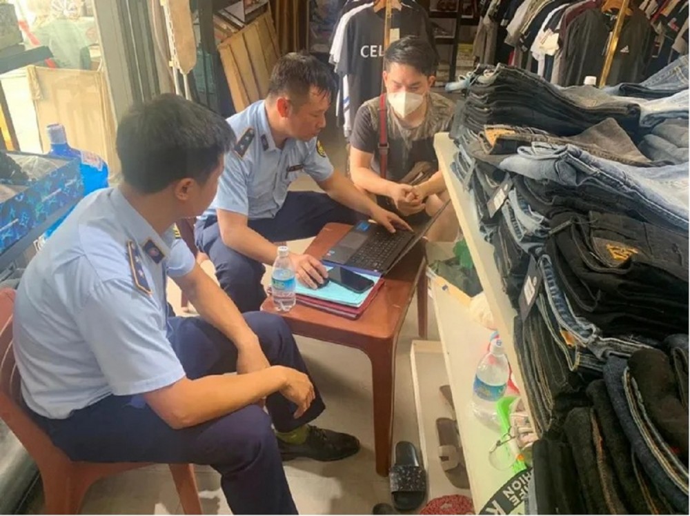 500 sản phẩm may mặc có dấu hiệu giả mạo các nhãn hiệu Nike, Adidas và Lacoste bị tạm giữ