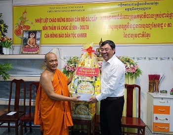 Đoàn Ủy ban Dân tộc thăm, tặng quà Chùa Monivongsa nhân lễ Sen Dolta năm 2022