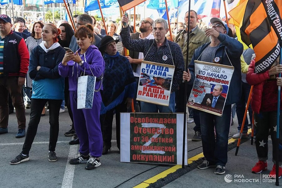 Người dân ở Vladivostok mít tinh ủng hộ các cuộc trưng cầu dân ý về việc gia nhập các vùng lãnh thổ được giải phóng vào Nga.