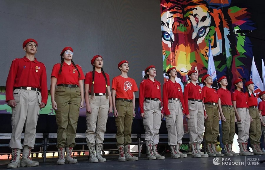 Đại diện của các đảng phái chính trị, các phong trào quần chúng và thanh niên và người dân thành phố đã tham gia hành động.