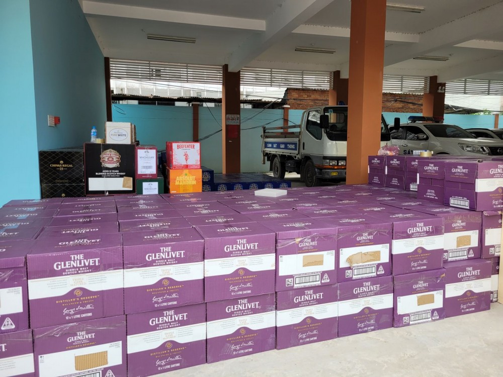 Công an Long An tạm giữ hàng ngàn chai rượu ngoại nhập lậu Công an Long An tạm giữ hàng ngàn chai rượu ngoại nhập lậu