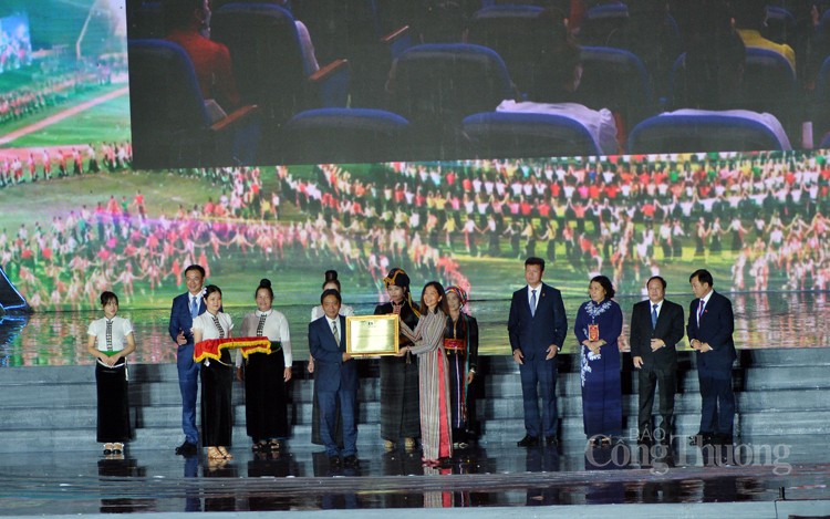 Long trọng đón nhận Bằng UNESCO ghi danh “Nghệ thuật Xòe Thái” Long trọng đón nhận Bằng UNESCO ghi danh “Nghệ thuật Xòe Thái”