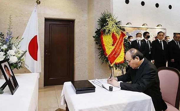 Chủ tịch nước Nguyễn Xuân Phúc đến viếng và ghi sổ tang tưởng niệm cố Thủ tướng Nhật Bản Abe Shinzo tại Đại sứ quán Nhật Bản sáng 11/7 Chủ tịch nước Nguyễn Xuân Phúc đến viếng và ghi sổ tang tưởng niệm cố Thủ tướng Nhật Bản Abe Shinzo tại Đại sứ quán Nhật Bản sáng 11/7