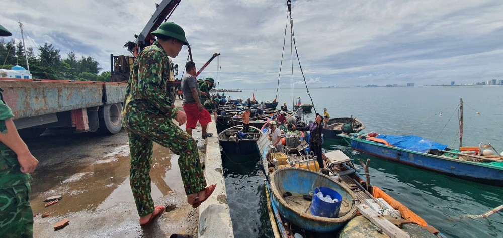 Người dân miền Trung khẩn trương chuẩn bị phòng chống bão số 4 (Noru)