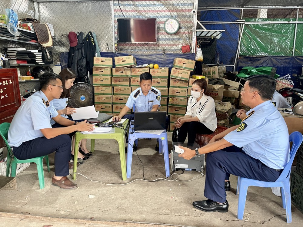 Vụ việc gần 1,4 tấn trái cây tươi các loại không rõ nguồn gốc, xuất xứ đã được lực lượng QLTT phát hiện tại Chợ Túc Duyên, TP Thái Nguyên Vụ việc gần 1,4 tấn trái cây tươi các loại không rõ nguồn gốc, xuất xứ đã được lực lượng QLTT phát hiện tại Chợ Túc Duyên, TP Thái Nguyên