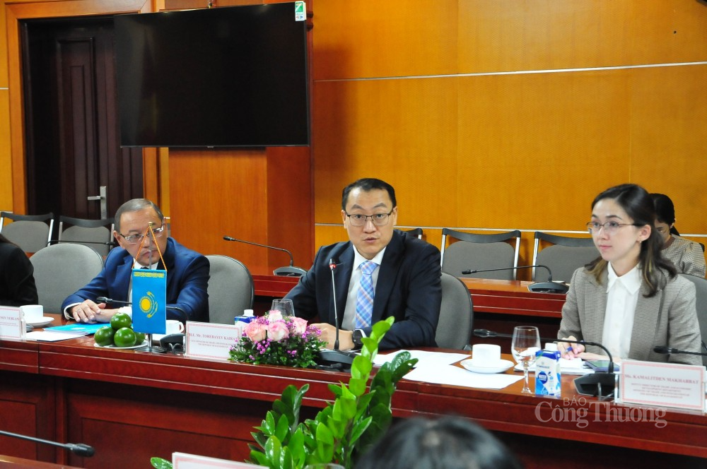 hứ trưởng Bộ Thương mại và Hội nhập Cộng hoà Kazakhstan Kairat Torebayev hứ trưởng Bộ Thương mại và Hội nhập Cộng hoà Kazakhstan Kairat Torebayev