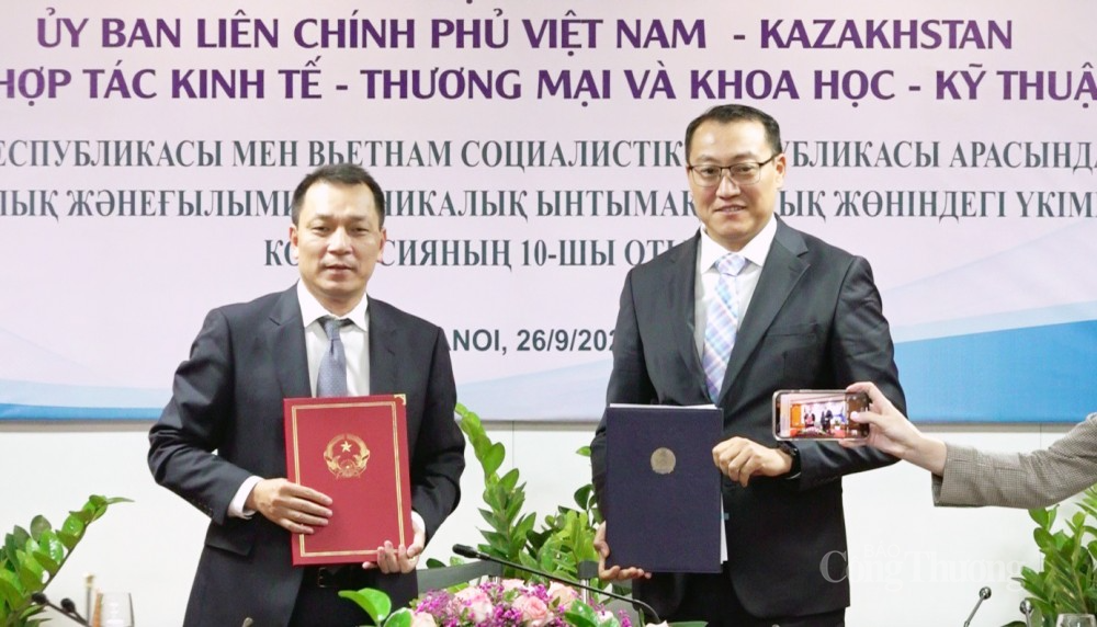 Thứ trưởng Bộ Công Thương Đặng Hoàng An và Thứ trưởng Bộ Thương mại và Hội nhập Cộng hoà  Kazakhstan Kairat Torebayev đã ký Biên bản Khóa họp lần thứ 10 của Ủy ban liên Chính phủ Việt Nam – Kazakhstan về hợp tác kinh tế - thương mại và khoa học – kỹ thuật. Thứ trưởng Bộ Công Thương Đặng Hoàng An và Thứ trưởng Bộ Thương mại và Hội nhập Cộng hoà  Kazakhstan Kairat Torebayev đã ký Biên bản Khóa họp lần thứ 10 của Ủy ban liên Chính phủ Việt Nam – Kazakhstan về hợp tác kinh tế - thương mại và khoa học – kỹ thuật.