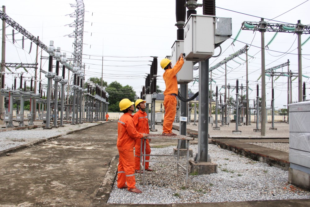 TBA 110kV Quảng Ngãi, CBCNV đã che chắn các tủ điều khiển tại trạm TBA 110kV Quảng Ngãi, CBCNV đã che chắn các tủ điều khiển tại trạm