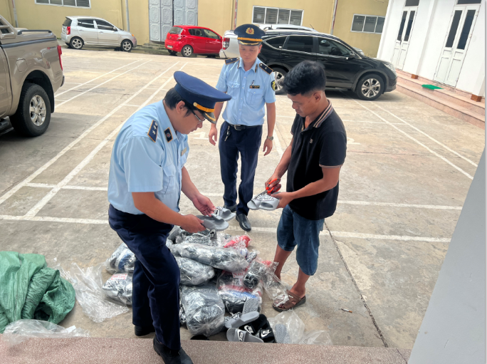 QLTT Phú Thọ giám sát tiêu hủy số hàng hóa giả mạo nhãn hiệu NIKE QLTT Phú Thọ giám sát tiêu hủy số hàng hóa giả mạo nhãn hiệu NIKE