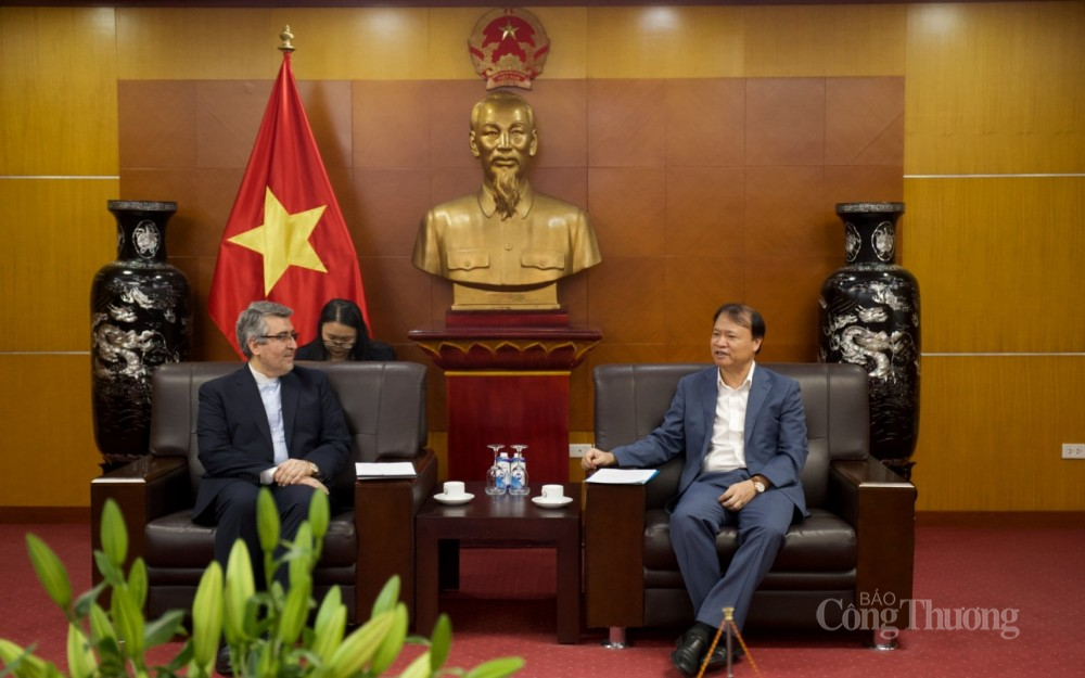 Thứ trưởng Đỗ Thắng Hải và Đại sứ Ali Akbar Nazari đã trao đổi, chia sẻ về tầm quan trọng của việc triển khai các hoạt động xúc tiến thương mại Thứ trưởng Đỗ Thắng Hải và Đại sứ Ali Akbar Nazari đã trao đổi, chia sẻ về tầm quan trọng của việc triển khai các hoạt động xúc tiến thương mại