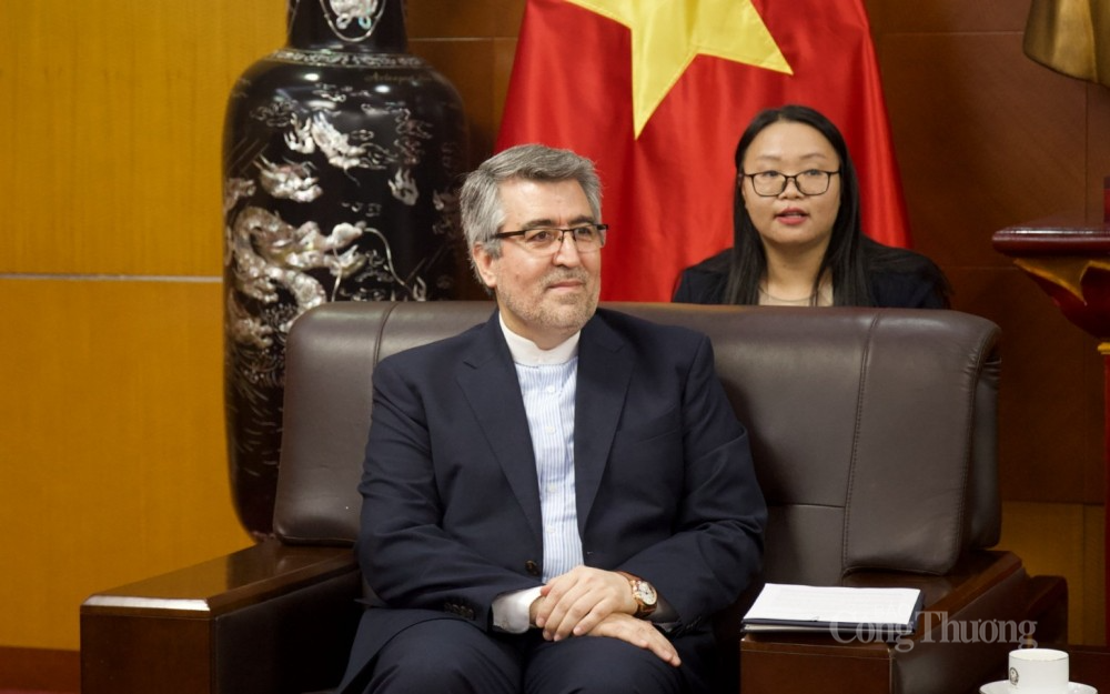 Đại sứ Đặc mệnh toàn quyền Iran tại Việt Nam Ali Akbar Nazari Đại sứ Đặc mệnh toàn quyền Iran tại Việt Nam Ali Akbar Nazari