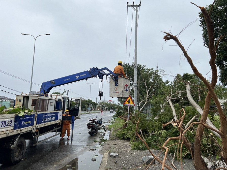 Cập nhật tình hình khôi phục lưới điện sao bão số 4 Cập nhật tình hình khôi phục lưới điện sao bão số 4