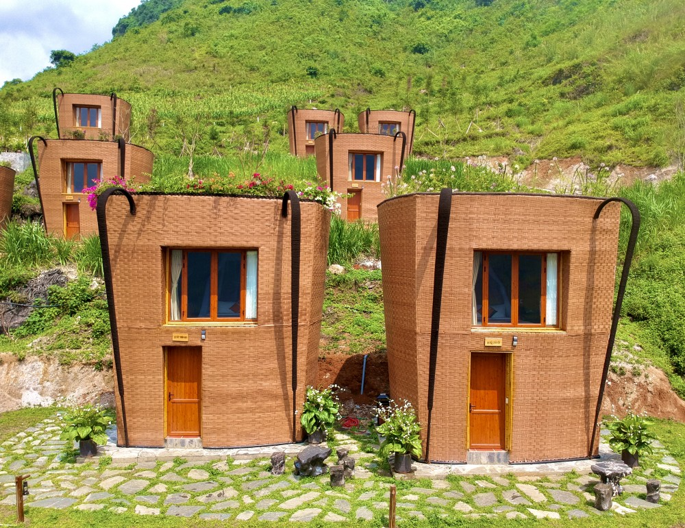 Khu du lịch sinh thái H’Mong Village được xác lập kỷ lục là Khu nghỉ dưỡng với các ngôi nhà hình Quẩy Tấu được xây dựng đầu tiên tại Việt Nam Khu du lịch sinh thái H’Mong Village được xác lập kỷ lục là Khu nghỉ dưỡng với các ngôi nhà hình Quẩy Tấu được xây dựng đầu tiên tại Việt Nam