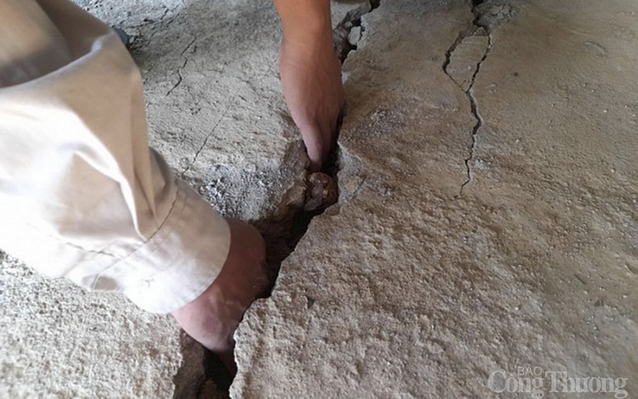 Miền núi Nghệ An lại xuất hiện thêm nhiều vết nứt dài hàng trăm mét sau mưa lớn Miền núi Nghệ An lại xuất hiện thêm nhiều vết nứt dài hàng trăm mét sau mưa lớn