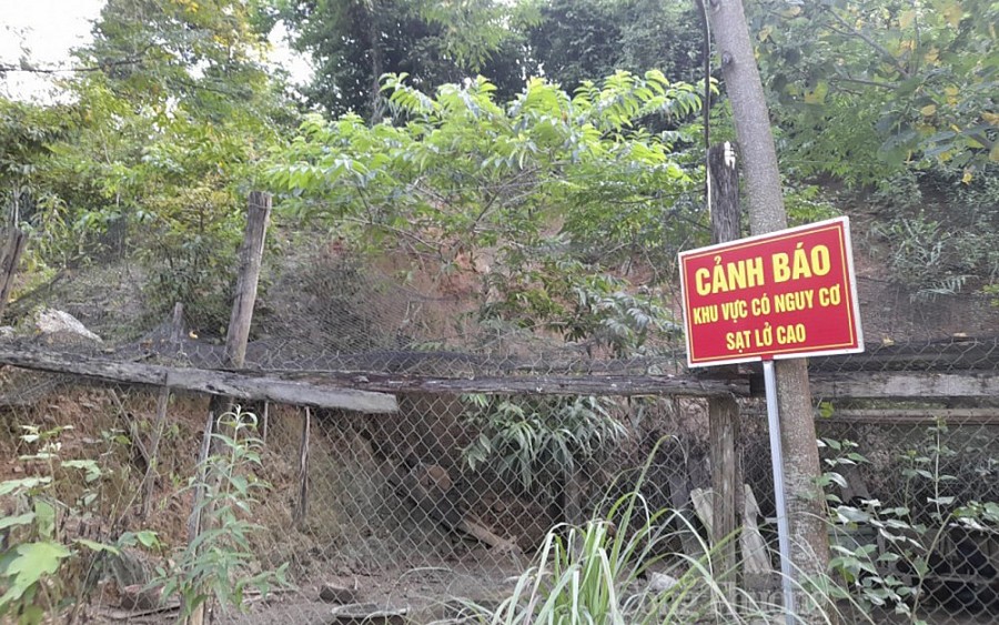 Miền núi Nghệ An lại xuất hiện thêm nhiều vết nứt dài hàng trăm mét sau mưa lớn Miền núi Nghệ An lại xuất hiện thêm nhiều vết nứt dài hàng trăm mét sau mưa lớn