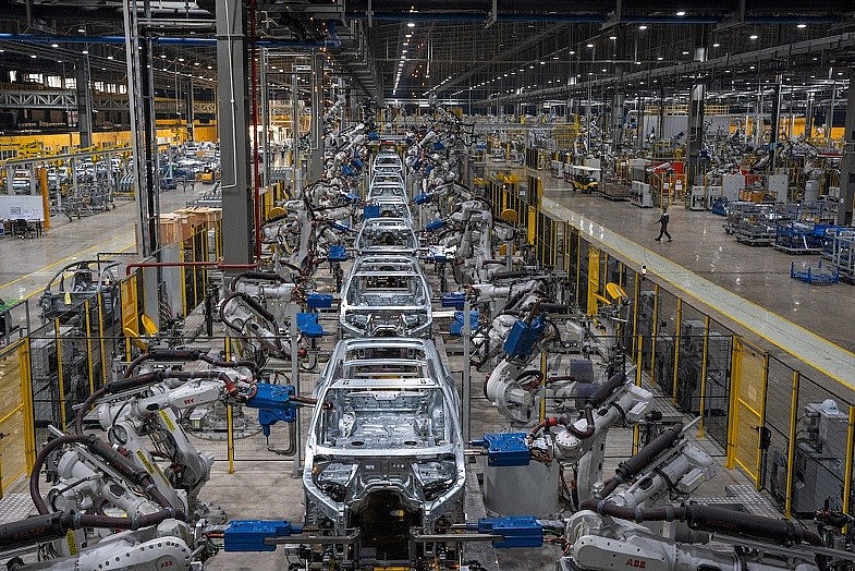 Ứng dụng công nghệ hàn điểm tự bù vật liệu (Adaptive welding), dây chuyền hàn thân xe của nhà máy VinFast cho ra các mối hàn chất lượng cao Ứng dụng công nghệ hàn điểm tự bù vật liệu (Adaptive welding), dây chuyền hàn thân xe của nhà máy VinFast cho ra các mối hàn chất lượng cao