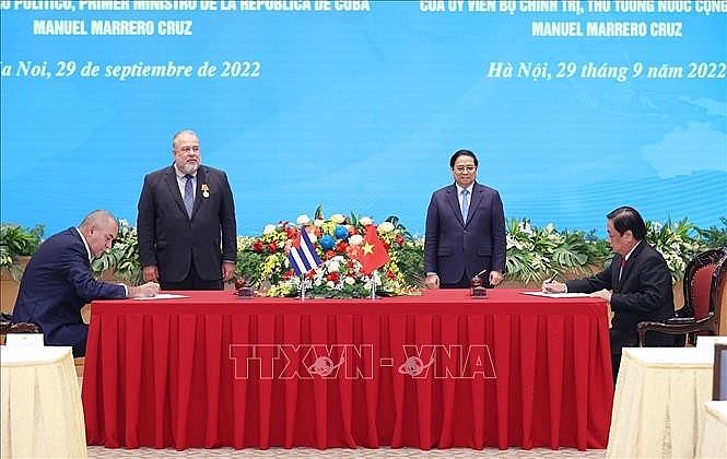 Thủ tướng Phạm Minh Chính và Thủ tướng nước Cộng hòa Cuba Manuel Marrero Cruz chứng kiến Lễ ký kết Bản ghi nhớ giữa Bộ Nông nghiệp hai nước về hợp tác nông lương Thủ tướng Phạm Minh Chính và Thủ tướng nước Cộng hòa Cuba Manuel Marrero Cruz chứng kiến Lễ ký kết Bản ghi nhớ giữa Bộ Nông nghiệp hai nước về hợp tác nông lương