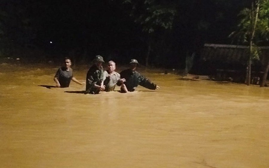 Nước lũ chạm mái nhà, Nghệ An nhiều nơi bị chia cắt Nước lũ chạm mái nhà, Nghệ An nhiều nơi bị chia cắt