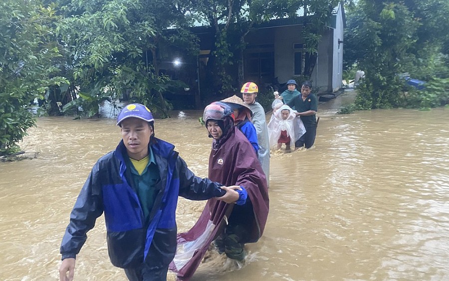 Nước lũ chạm mái nhà, Nghệ An nhiều nơi bị chia cắt Nước lũ chạm mái nhà, Nghệ An nhiều nơi bị chia cắt