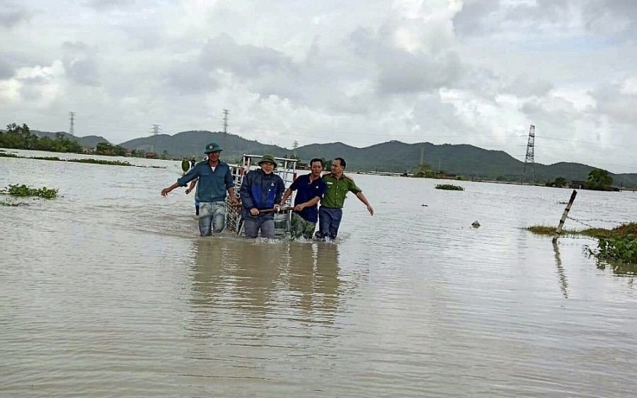 Nước lũ chạm mái nhà, Nghệ An nhiều nơi bị chia cắt Nước lũ chạm mái nhà, Nghệ An nhiều nơi bị chia cắt