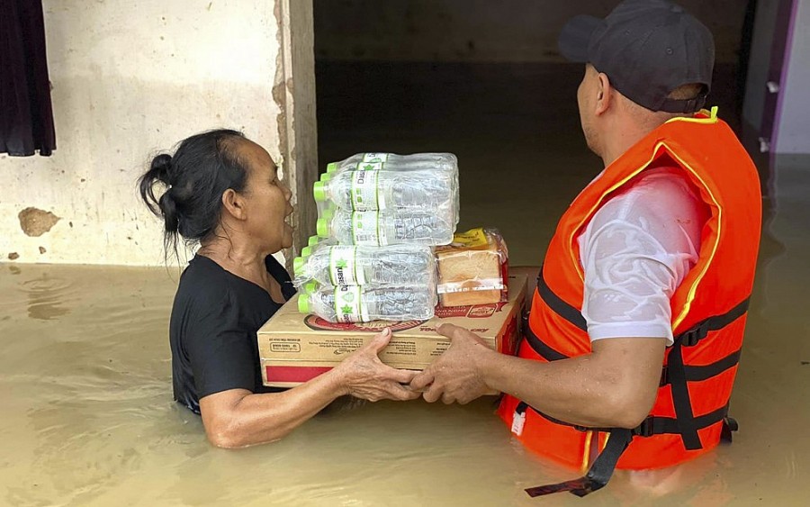 Nước lũ chạm mái nhà, Nghệ An nhiều nơi bị chia cắt Nước lũ chạm mái nhà, Nghệ An nhiều nơi bị chia cắt
