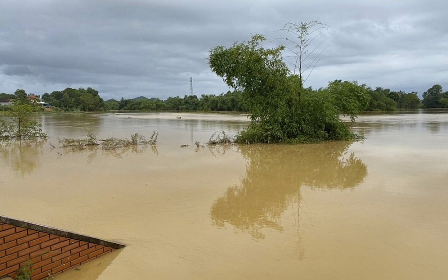 Nước lũ dâng chạm mái nhà, Nghệ An nhiều nơi bị chia cắt Nước lũ dâng chạm mái nhà, Nghệ An nhiều nơi bị chia cắt